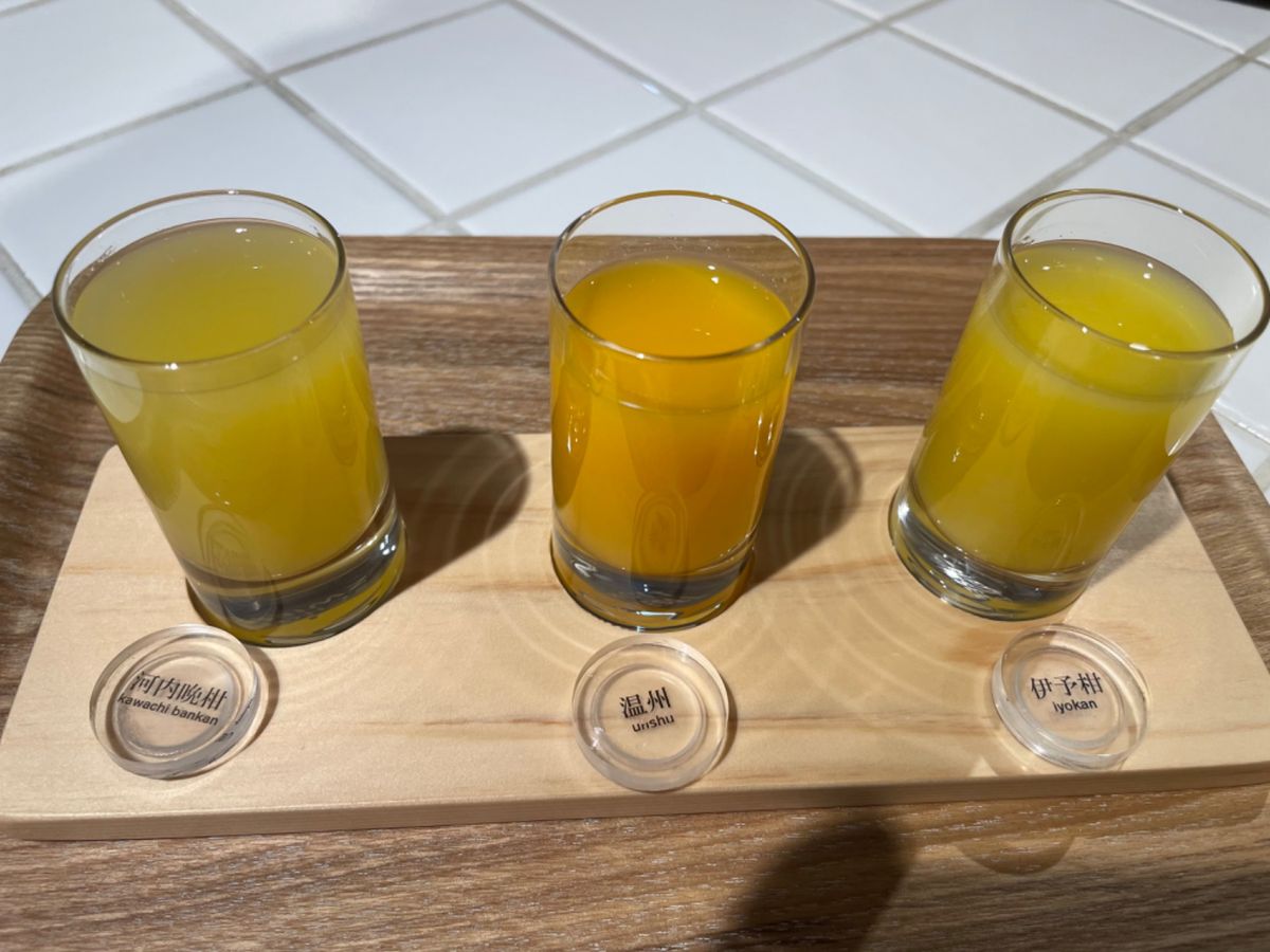 松山といえばみかん。10Factoryでみかんジュースの飲み比べ。いろんな...