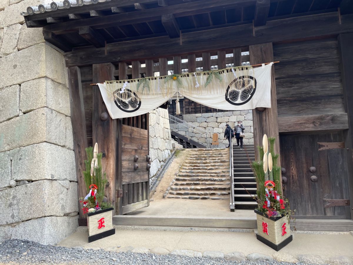 旅行最終日は松山城へ。現存12天守の一つですが、天守以外にも当時の建造物が...