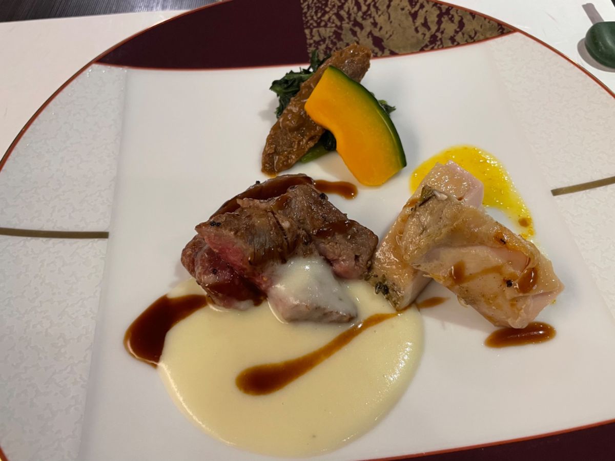 ホテルの夕食は和洋折衷の創作和食。こちらの〆はやはり鯛めし。釜で炊く松山鯛...