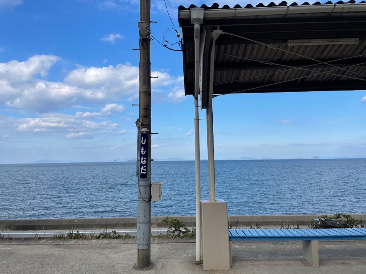 翌日は車で海岸線をドライブして大洲方面へ。途中下灘駅に立ち寄りました。海岸...