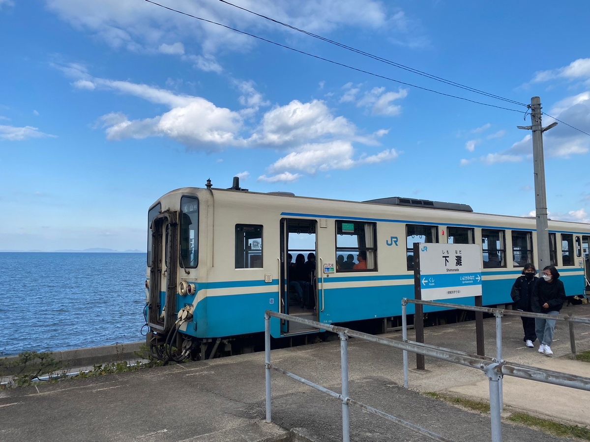 翌日は車で海岸線をドライブして大洲方面へ。途中下灘駅に立ち寄りました。海岸...