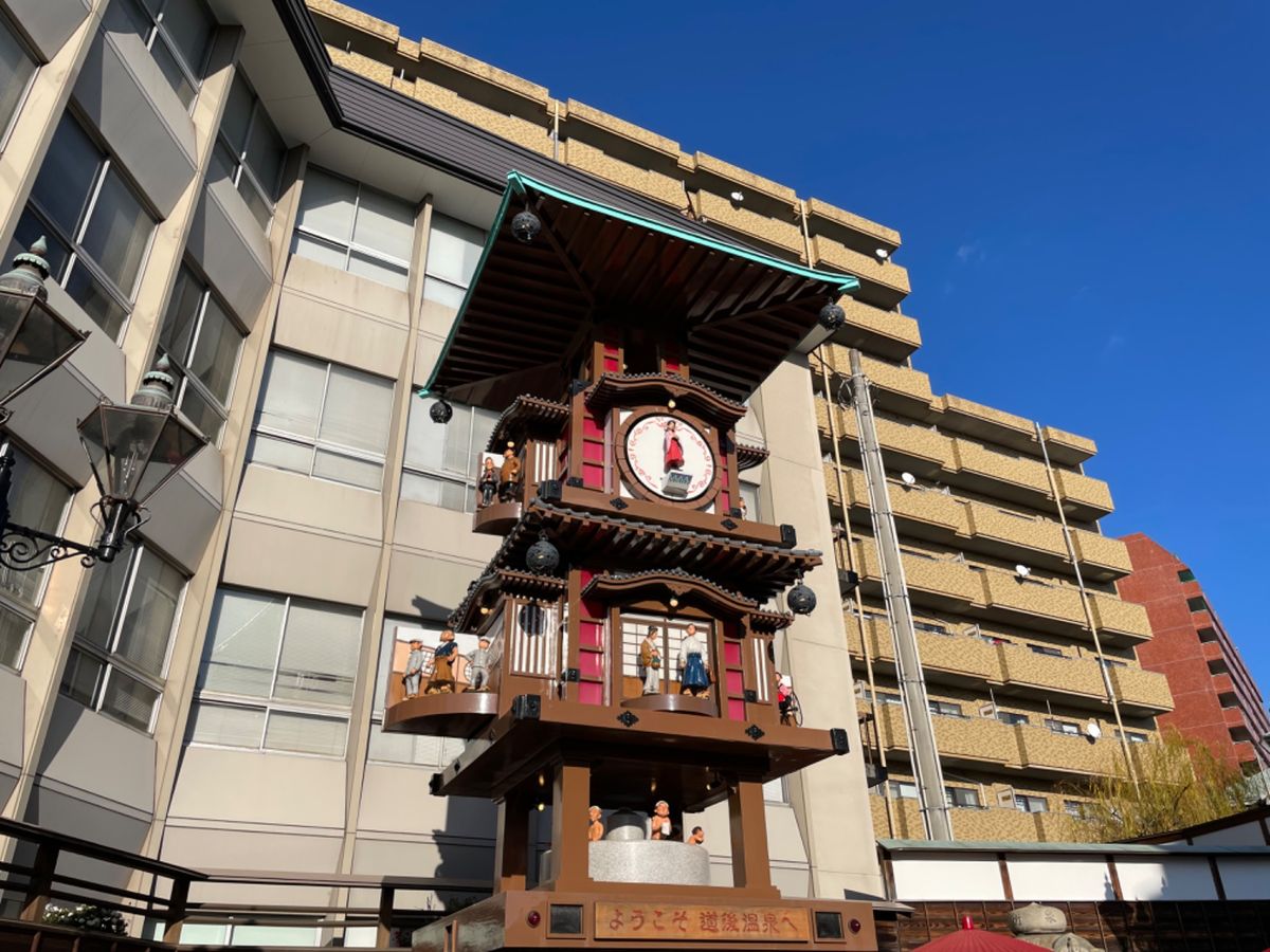 道後温泉の街中を散策。駅前のからくり時計もみました。道後温泉本館は温泉に入...