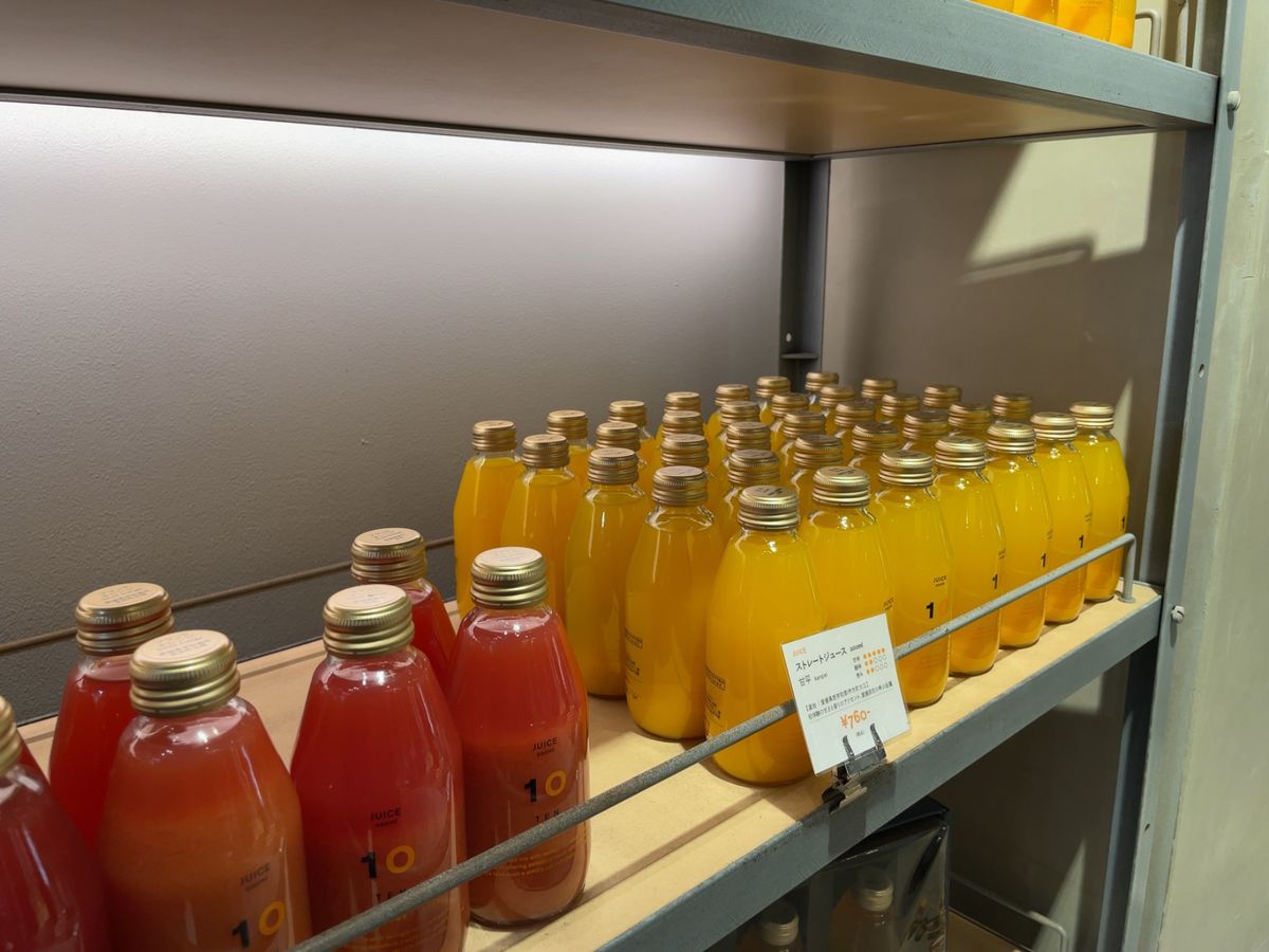 松山といえばみかん。10Factoryでみかんジュースの飲み比べ。いろんな...