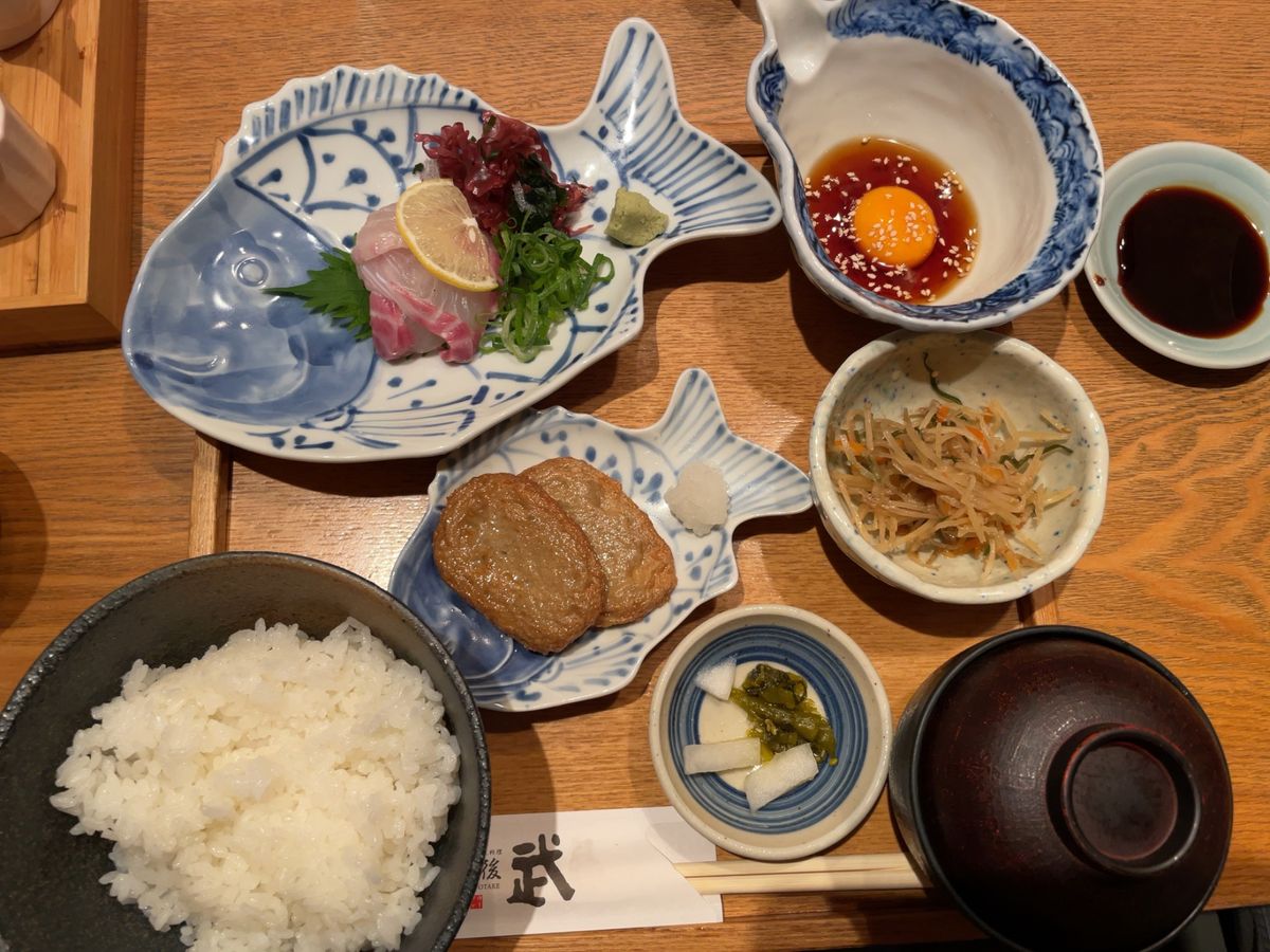 松山空港からはレンタカーで道後温泉に。先ずはランチ。郷土料理のお店で鯛めし...
