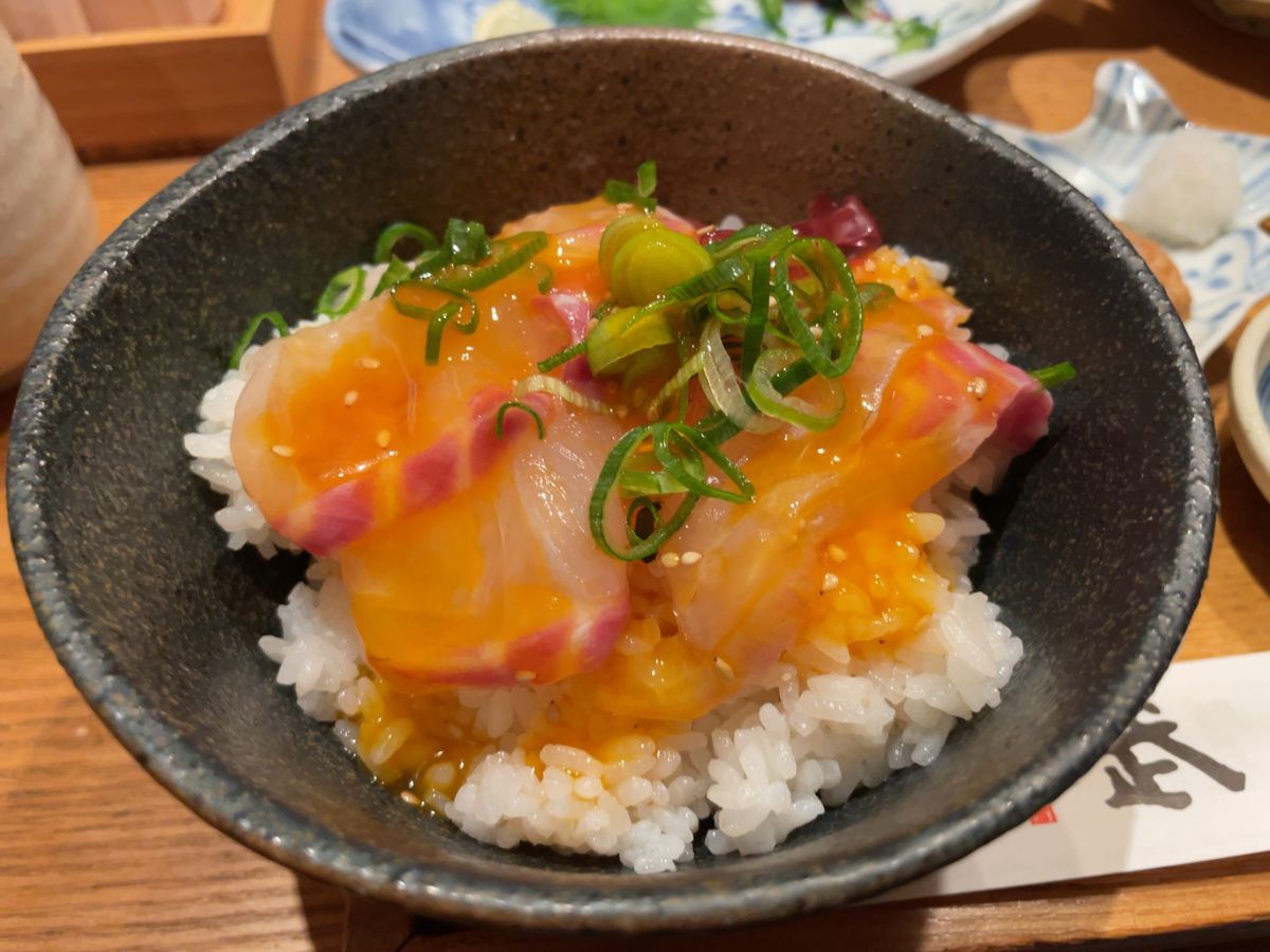 松山空港からはレンタカーで道後温泉に。先ずはランチ。郷土料理のお店で鯛めし...
