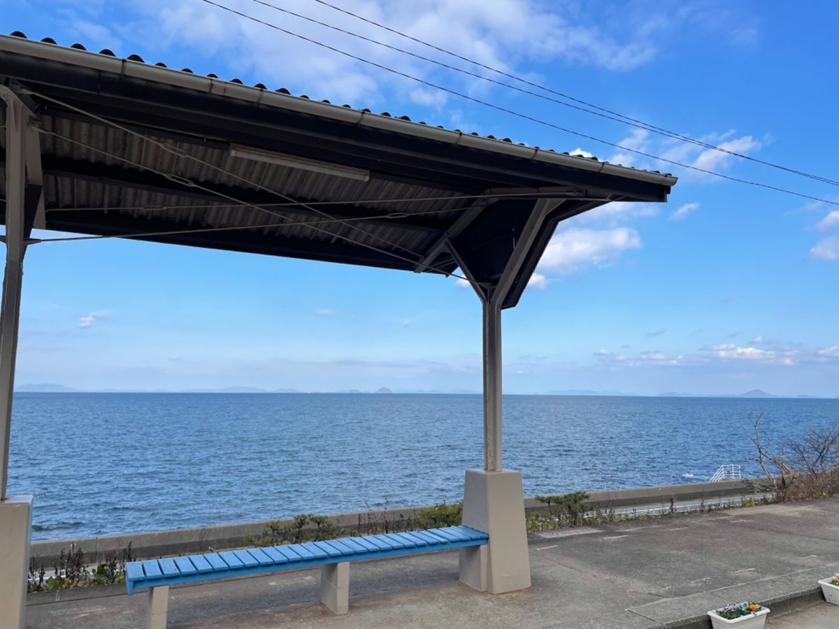 翌日は車で海岸線をドライブして大洲方面へ。途中下灘駅に立ち寄りました。海岸...