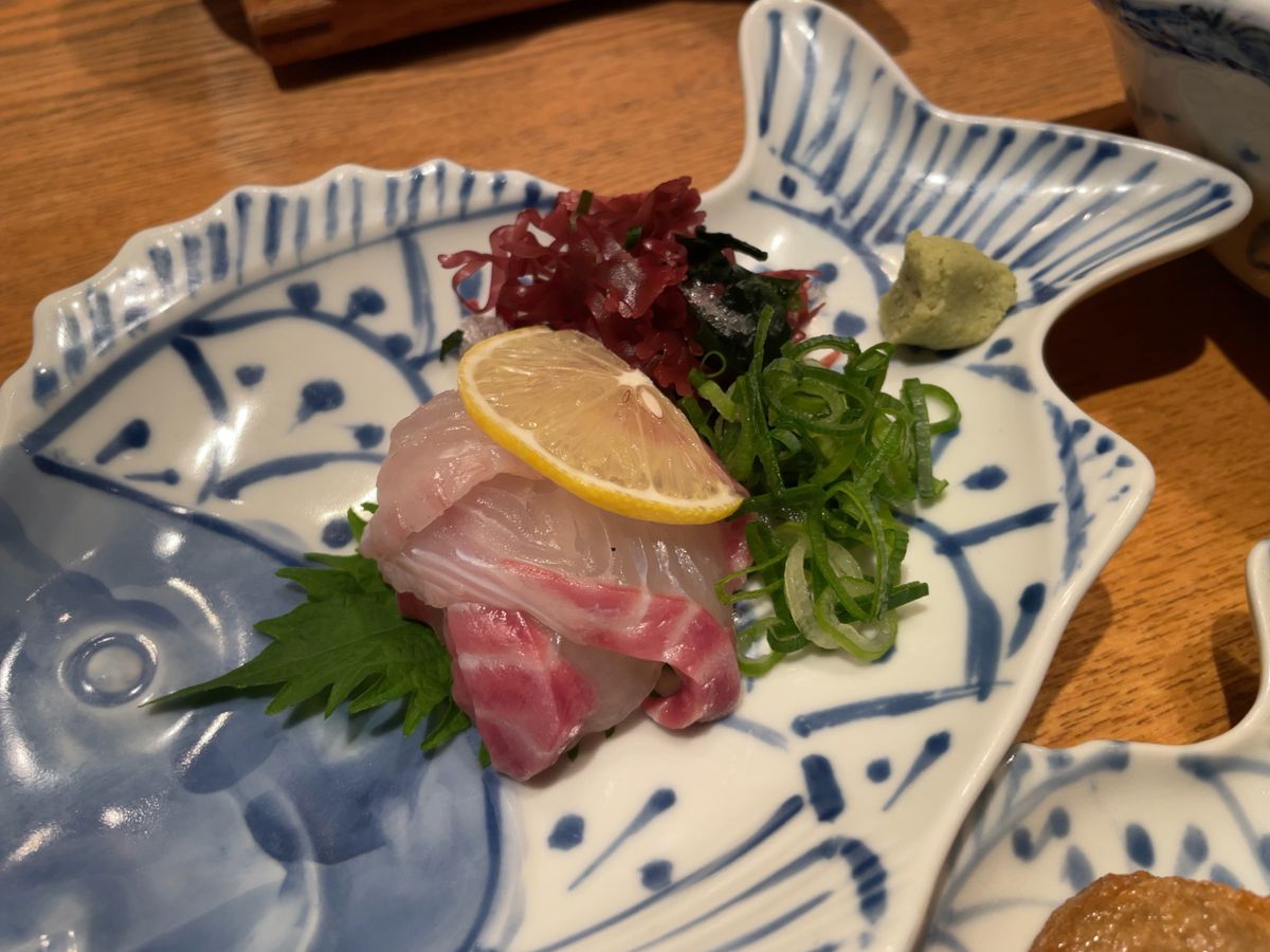 松山空港からはレンタカーで道後温泉に。先ずはランチ。郷土料理のお店で鯛めし...
