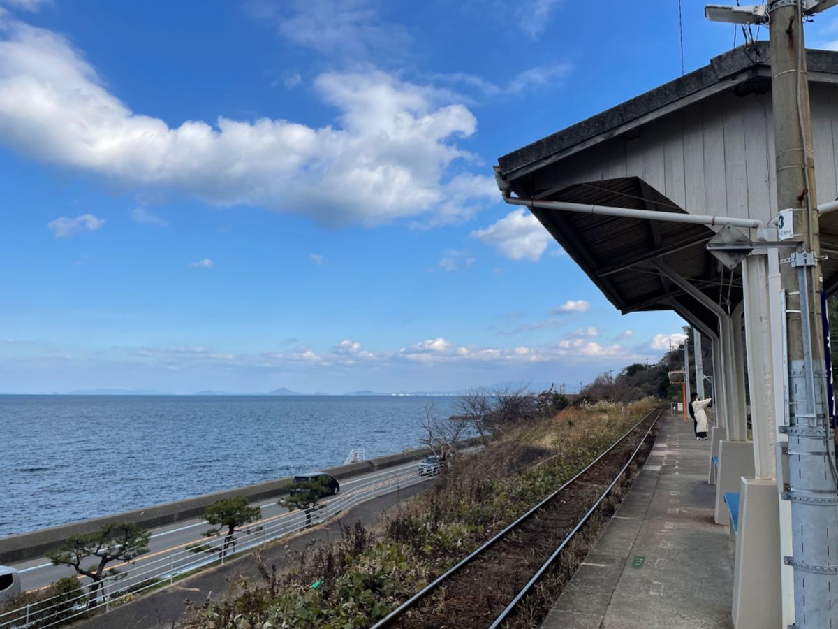 翌日は車で海岸線をドライブして大洲方面へ。途中下灘駅に立ち寄りました。海岸...