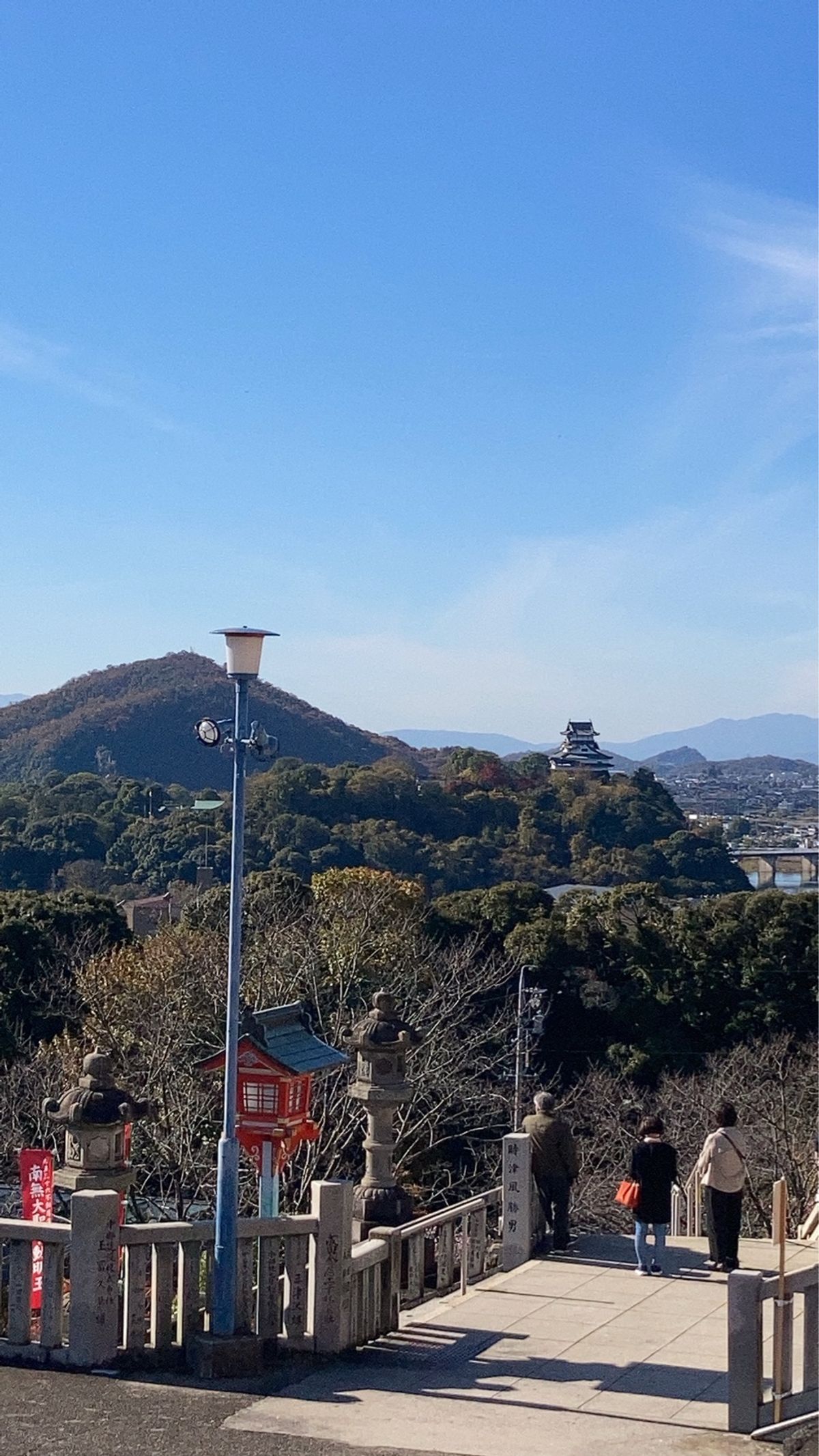 犬山城とブルーインパルスを見てきました。
素晴らしい天気で、
今日も飛ぶと...