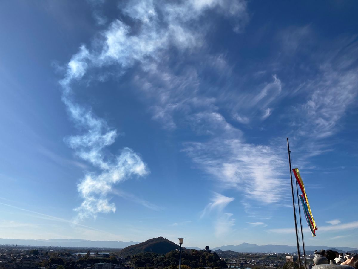 犬山城とブルーインパルスを見てきました。
素晴らしい天気で、
今日も飛ぶと...