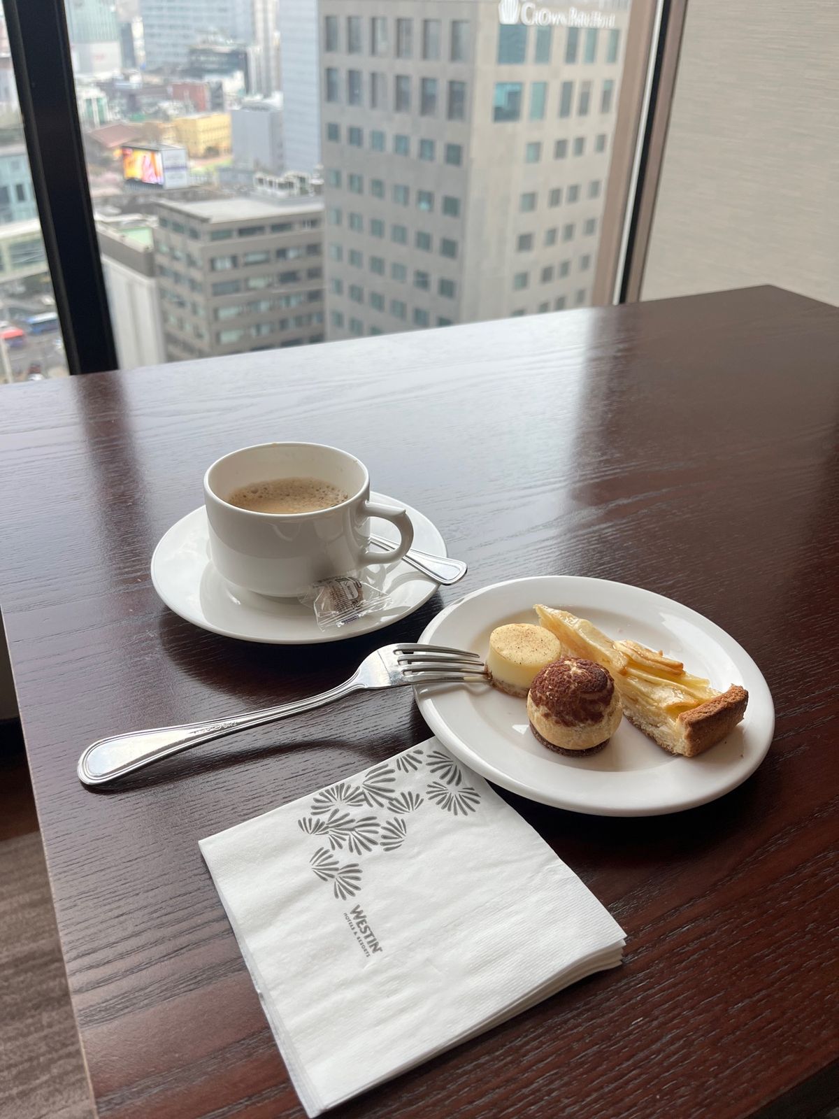 ウェスティン朝鮮ホテル
桜もチラホラ