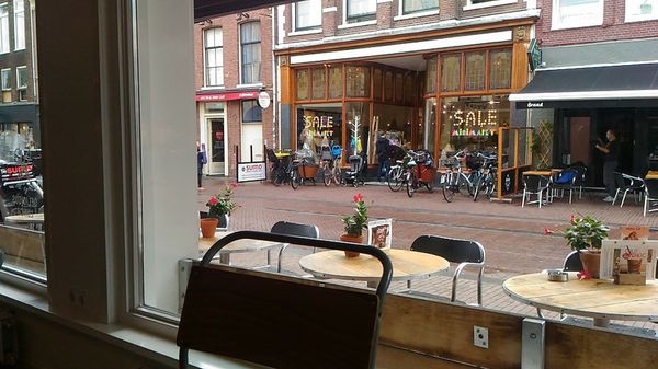 オランダ・アムステルダム「17.08 オランダ(ゴーダ/ロッテルダム/アムステルダム/ハールレム/ザーンセスカンス/フォーレンダム/エダム/ユトレヒト/マーストリヒト)」の写真：Volendam
ハーリングを食べに🐟