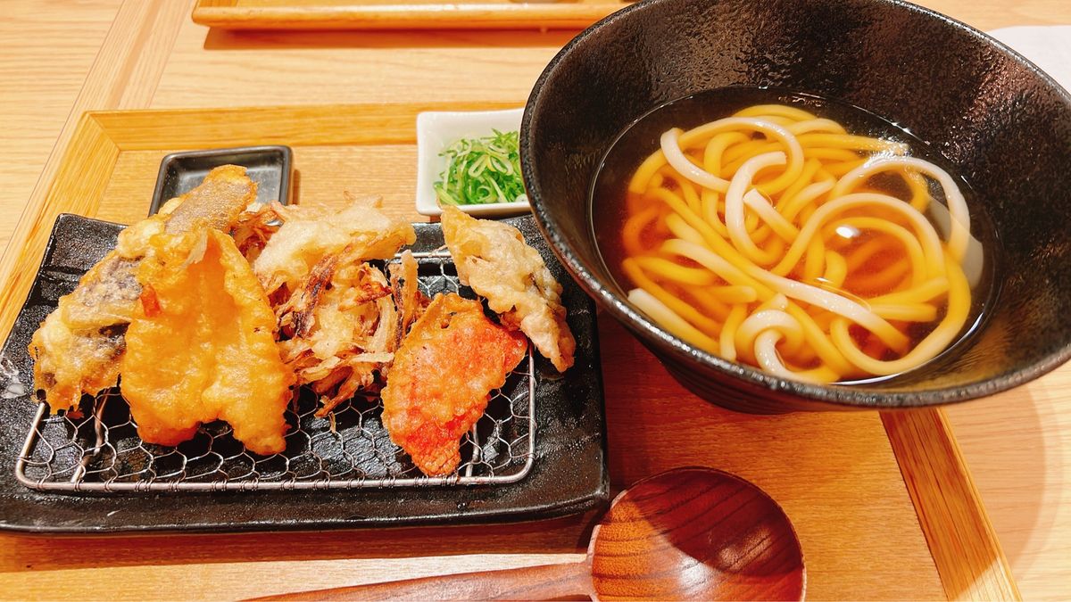 〆に夜ご飯は天ぷらうどん。
出汁がめちゃくちゃ美味しかった♡