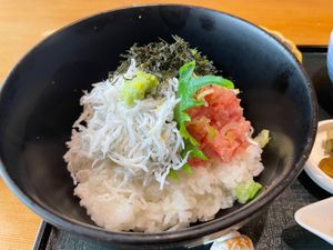ランチは好きなお店の一つ和食のとまやまさんへ。しらすとネギトロの二色丼が美...