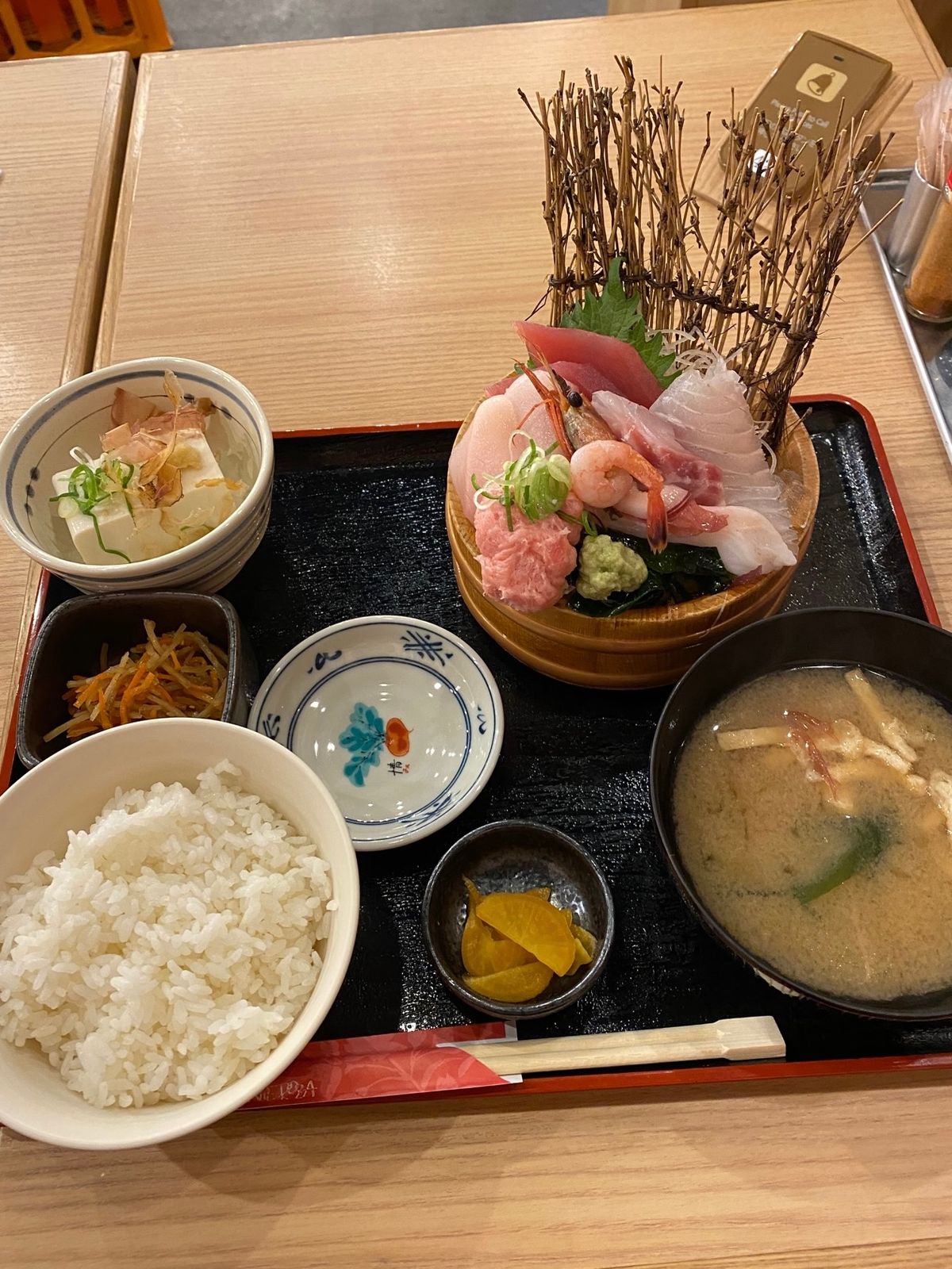 小町通りで、ともやの大仏焼き😋
最後の食事はお刺身定食😋