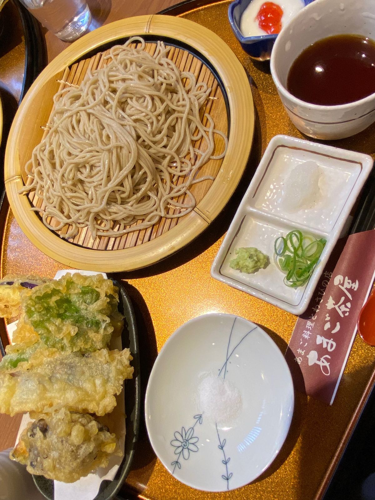 かわいいお地蔵さん。○修○竹の小径。源頼朝家の墓。
あまご茶屋の天蕎麦😋