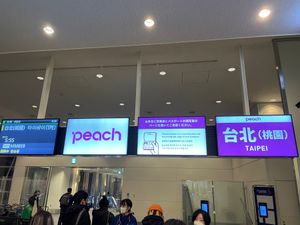 今回は羽田早朝のピーチです。当然ながらお店も閉まっており制限エリア内は人影...