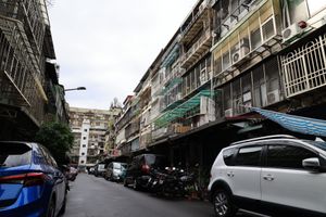まだまだ歩きます。空港方面に向かって北上していくと何とも良い街並み。まず日...