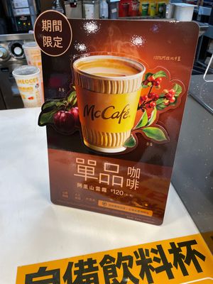 最終日の朝。チェックアウトが12時のため朝食を食べに外出。野菜料理の量り売...