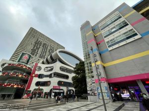 昼食後はロケハンしながら電気街へ。光華数位新天地はリニューアルしたそうです...