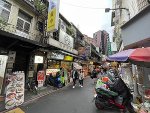 昼食後はロケハンしながら電気街へ。光華数位新天地はリニューアルしたそうです...