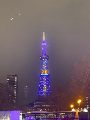 雪が舞う大通り公園にイルミネーション。
テレビ塔もライトアップ。