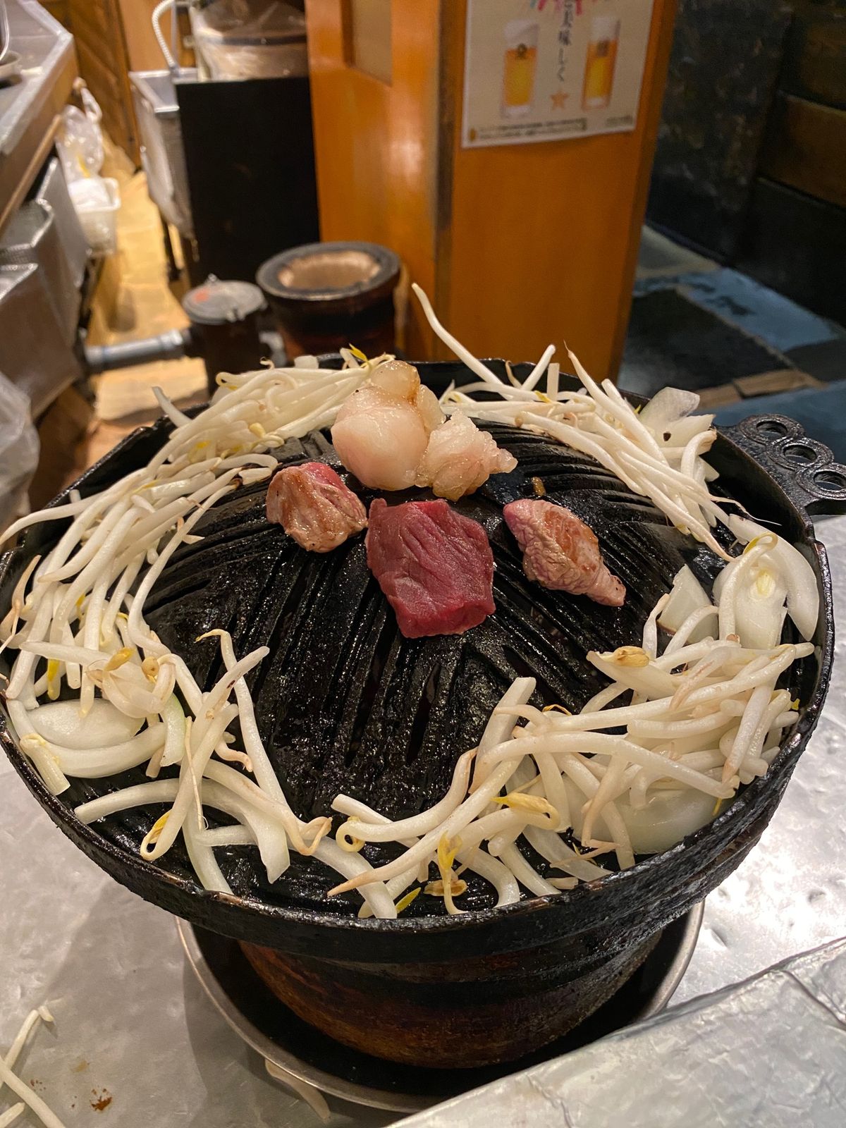 ヒゲのおじさんにご挨拶してからジンギスカンビール。
鹿肉も美味しい。