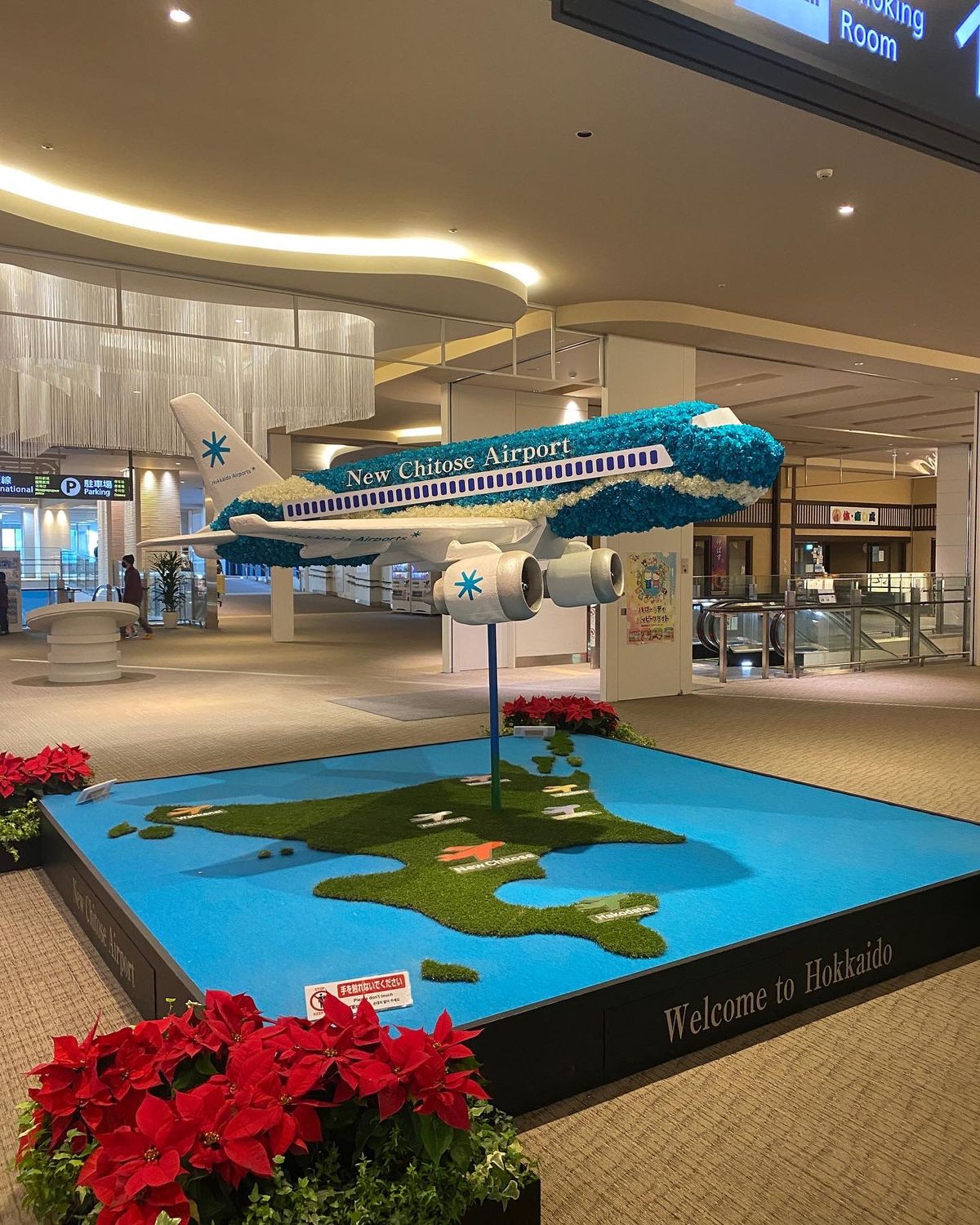 新千歳空港で、いつものようにラーメンとうに・いくら・ほたての3色丼をいただ...