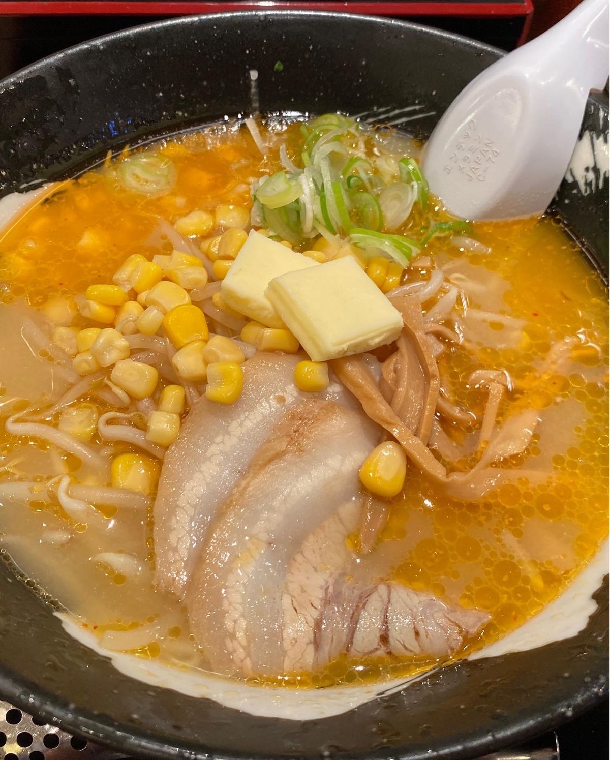 新千歳空港で、いつものようにラーメンとうに・いくら・ほたての3色丼をいただ...