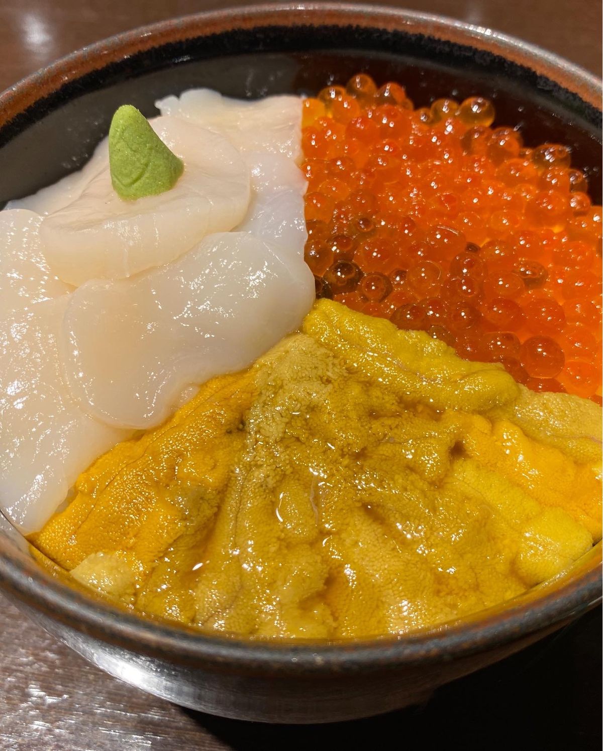 新千歳空港で、いつものようにラーメンとうに・いくら・ほたての3色丼をいただ...