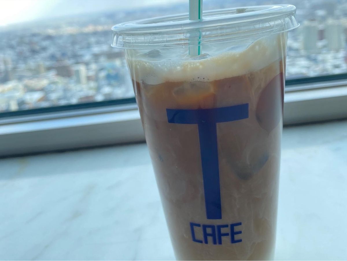 札幌駅の真上にあるJRタワー展望室からの眺め。
雪景色の札幌の街並みを一望。