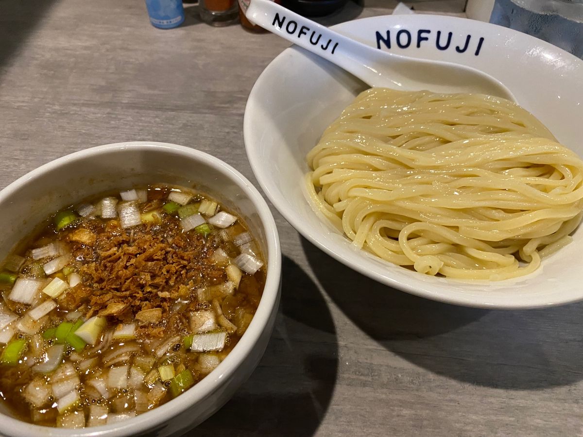 小腹が空いた第二弾。
ちょっと趣向を変えて、札幌でつけ麺。