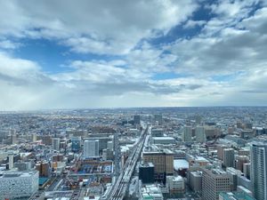 札幌駅の真上にあるJRタワー展望室からの眺め。
雪景色の札幌の街並みを一望。