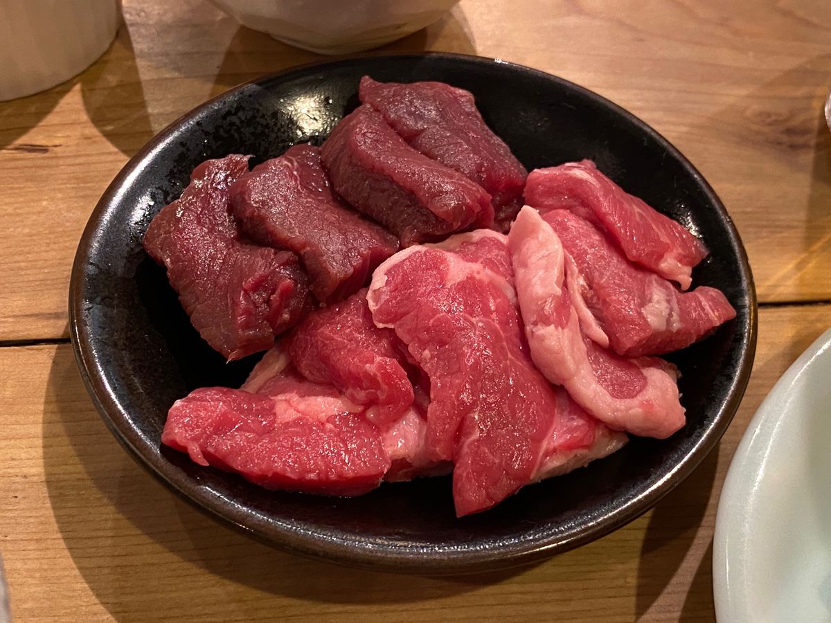 ヒゲのおじさんにご挨拶してからジンギスカンビール。
鹿肉も美味しい。