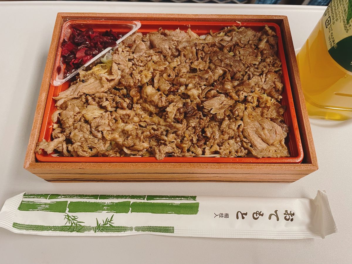 「きのう何食べた？」の真似をして
京都伊勢丹ではつだの和牛弁当を買って、
...