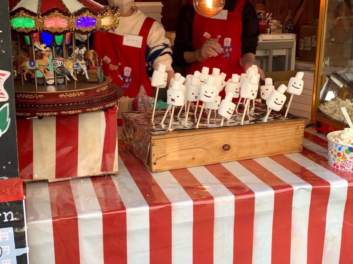 日中のクリスマスマーケットは
夜に比べて人も多くなくて
飲み食いに適してたー