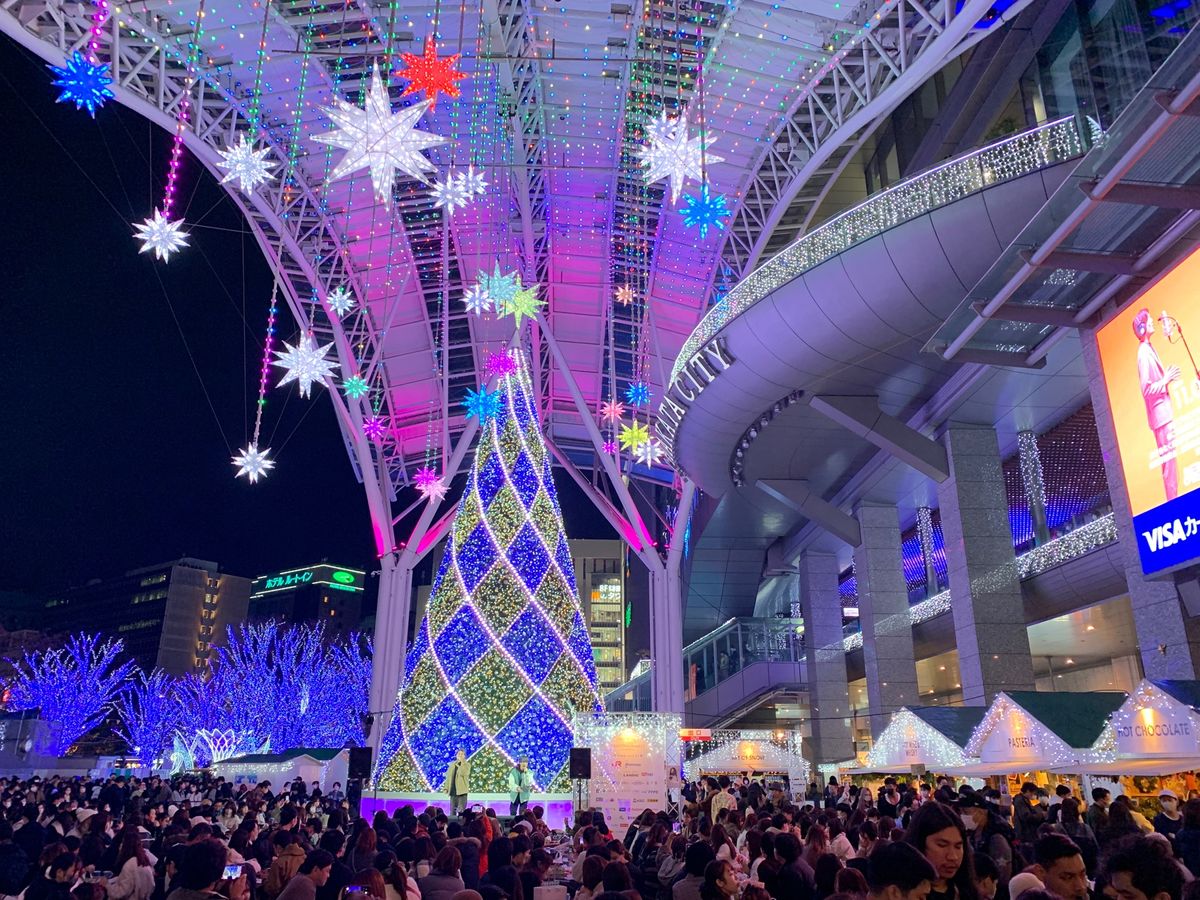 博多駅前のクリスマスマーケットは
小さいのに人が多くて、すこし動きにくかっ...