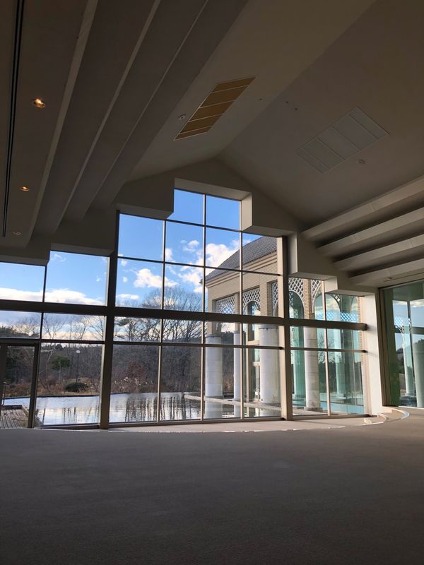 「茨城県高萩 ｢天空の庭　天馬夢｣」の写真：開放的なサンセットホールでヨガ

広い敷...