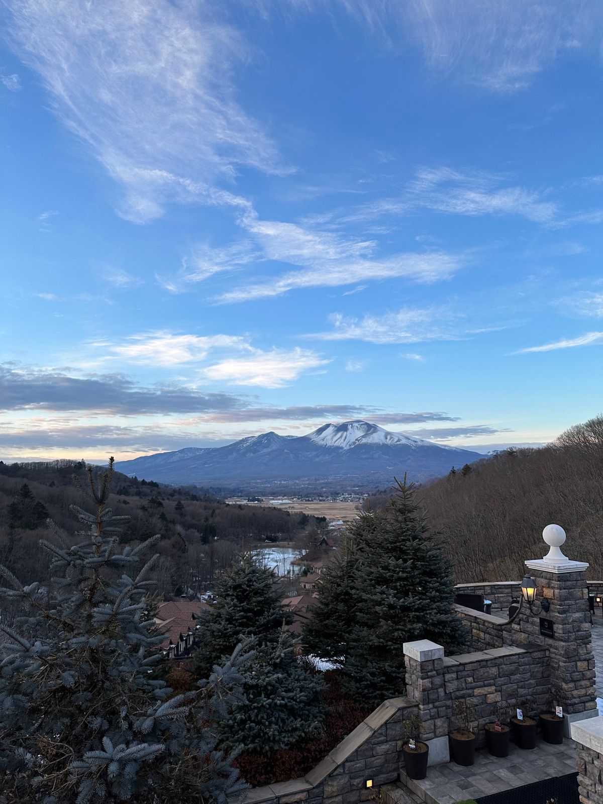 ルグラン軽井沢に到着！夕日を浴びる浅間山

ホテルの内装はクラシカルな感じ...