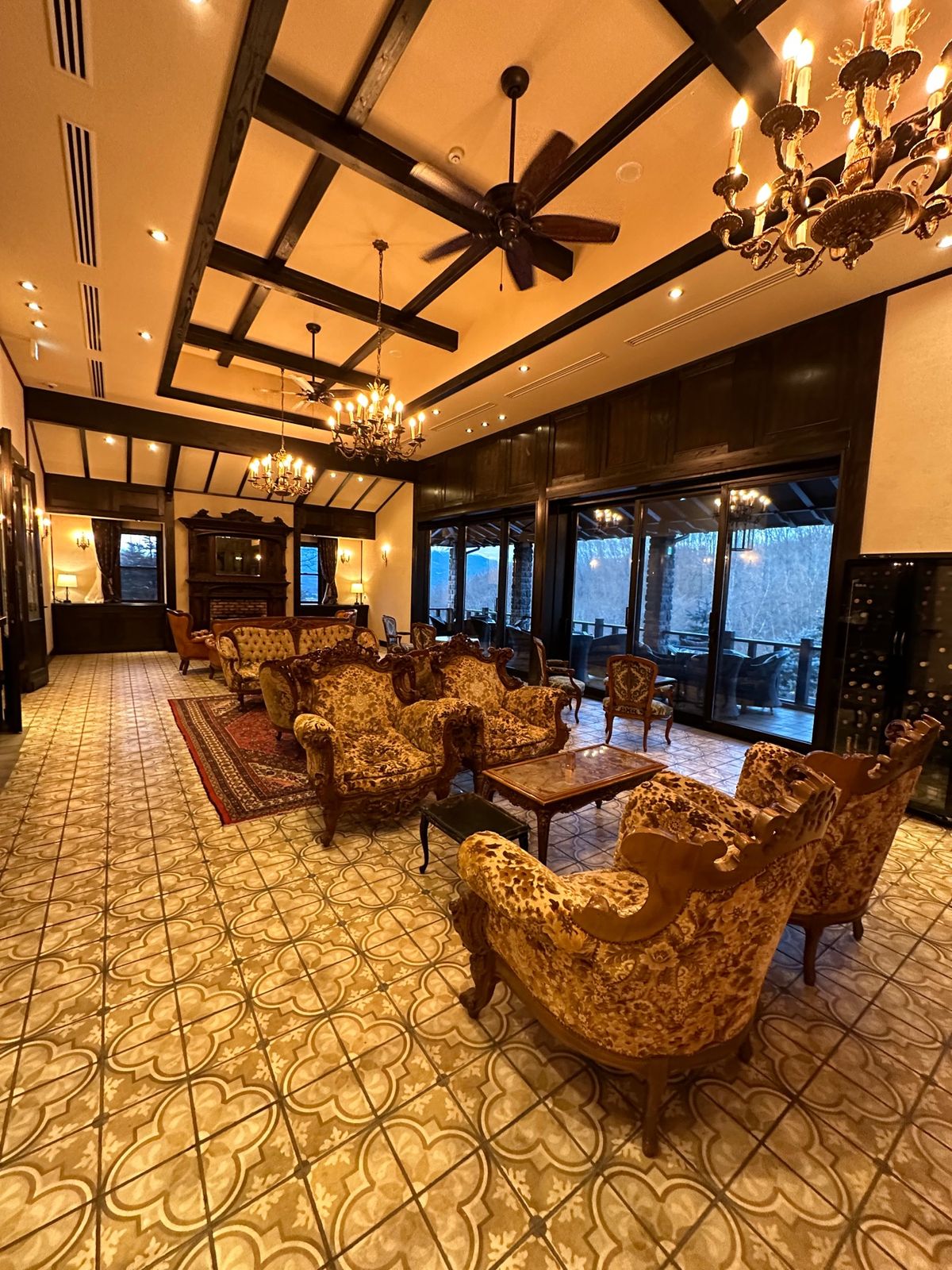 ルグラン軽井沢に到着！夕日を浴びる浅間山

ホテルの内装はクラシカルな感じ...