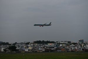 ホーチミン市タンソンニャット空港近くの飛行機の眺められるルーフトップバー。...