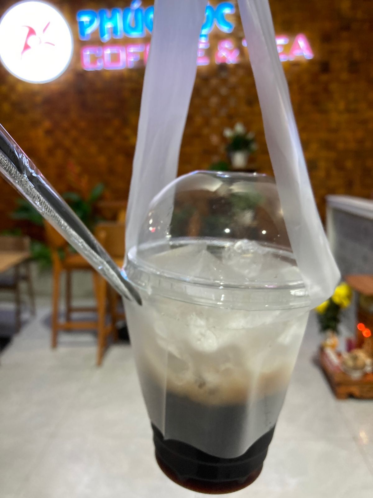 1日目は成田からホーチミン経由でメコンデルタ西部、タイ湾(シャム湾)の港町...