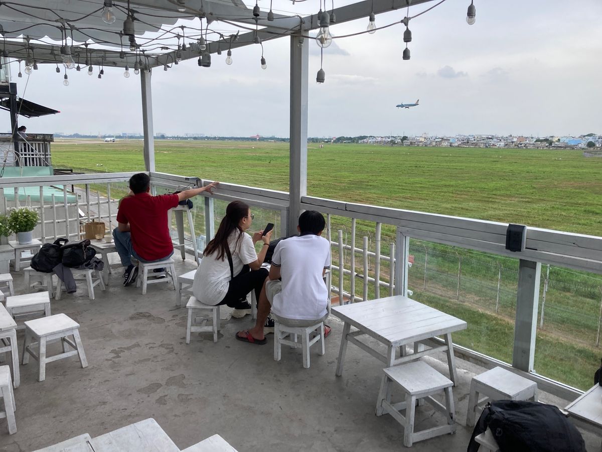 こちらも以前から行ってみたかった、タンソンニャット空港脇の飛行機の眺められ...