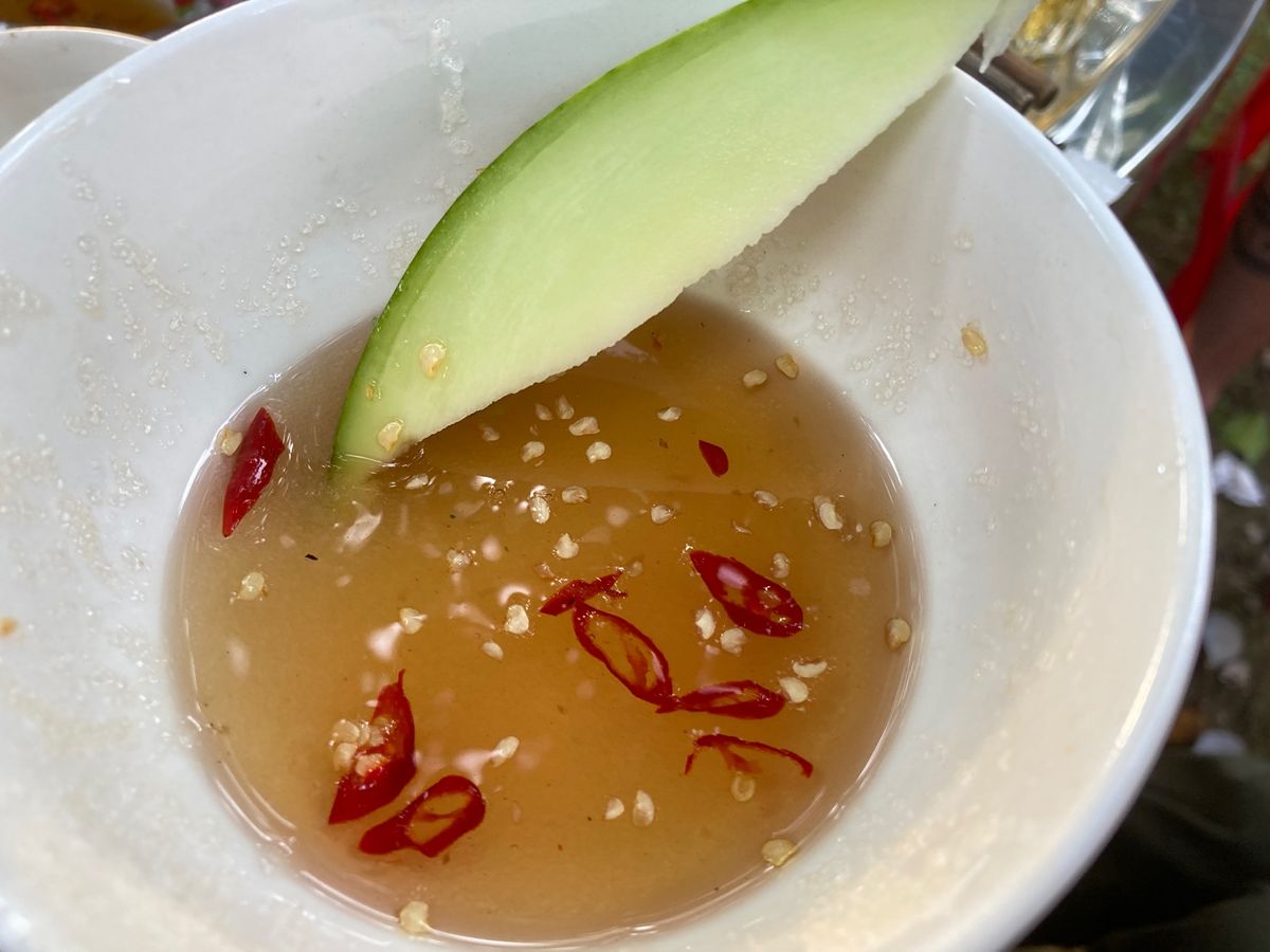 友達に誘われ、マンゴー林で飲み会。青マンゴーにヌックマム砂糖(nước m...