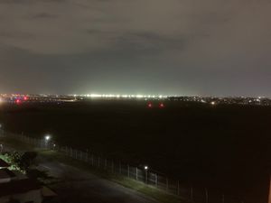 ホーチミン市タンソンニャット空港近くの飛行機の眺められるルーフトップバー。...