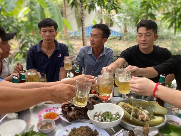 ベトナム・メコンデルタ「ベトナム」の写真：友達に誘われ、マンゴー林で飲み会。青マン...