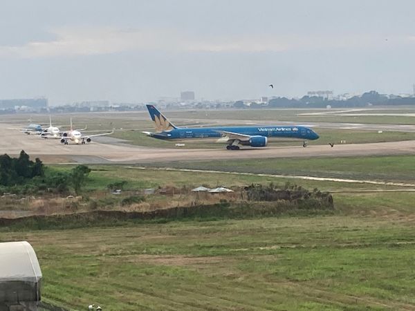 ベトナム・メコンデルタ「ベトナム」の写真：ホーチミン市タンソンニャット空港の飛行機...