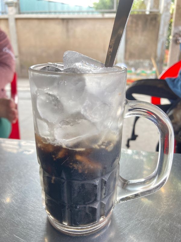 ベトナム・メコンデルタ「ベトナム」の写真：カフェでアイスコーヒー(コーヒーと共に炒...