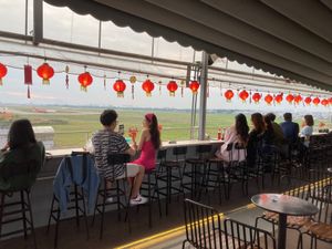 ホーチミン市タンソンニャット空港の飛行機の眺められるカフェに続き、飛行機の...