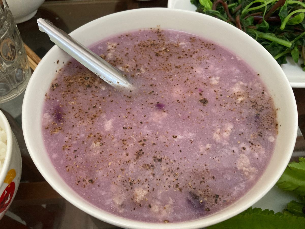 大丈夫な、汁なし中華麺(mì khô)と別添えのひき肉骨付き肉しいたけ入り...